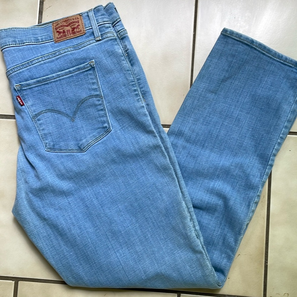 NWOT Levi’s 314 Shaping Straight Leg Woman’s size 33 Light Wash